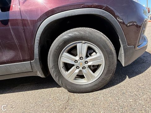 Used 2022 Chevrolet Trax LT w/ LT Convenience Package image 6