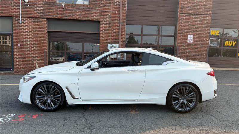 Used 2018 INFINITI Q60 2.0t w/ Moonroof Package RWD image 2