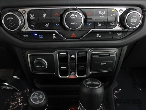 Used 2025 Jeep Wrangler Unlimited Sahara AWD/4WD image 6