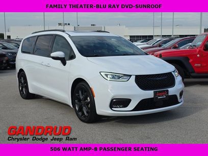 Used 2023 Chrysler Pacifica Touring-L w/ Uconnect Theater Family Group