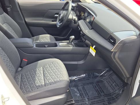 Used 2026 Nissan Kicks SV w/ SV Premium Package AWD/4WD image 4