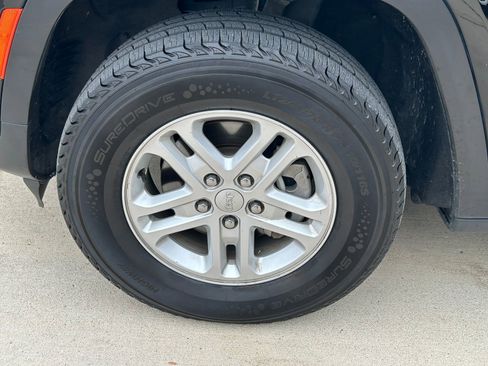 Used 2023 Jeep Grand Cherokee Laredo image 9