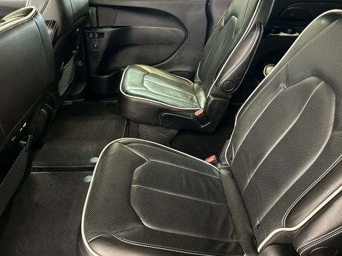 Used 2025 Chrysler Pacifica Limited FWD image 5