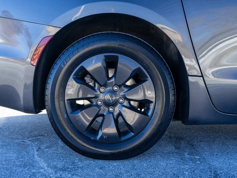 Used 2019 Chrysler Pacifica Limited w/ Advanced Safetytec Group image 11