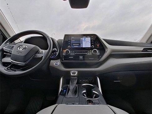 Used 2021 Toyota Highlander XLE image 2