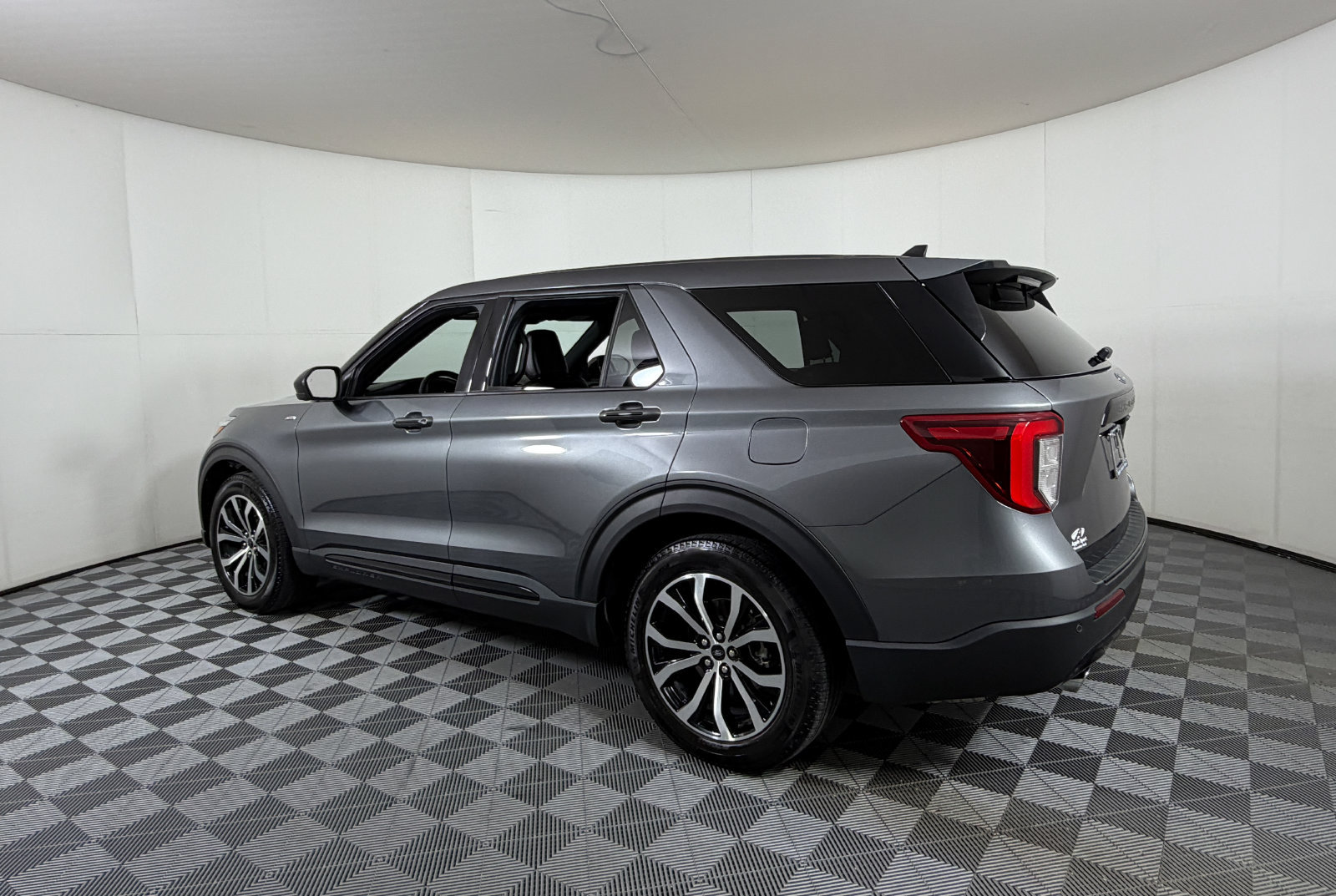 Used 2022 Ford Explorer ST-Line RWD image 3