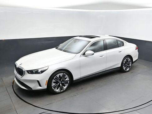 Certified 2025 BMW 530i xDrive w/ Premium Package image 1