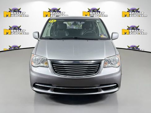 Used 2016 Chrysler Town & Country Touring FWD image 2