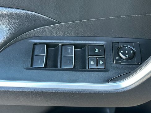 Used 2023 Toyota RAV4 XLE Premium image 12