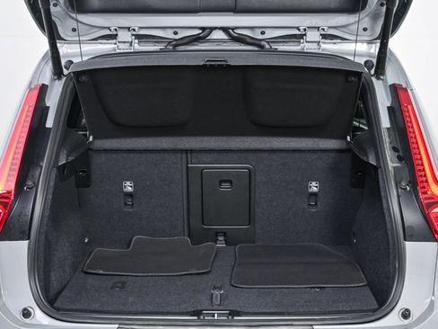 Certified 2025 Volvo XC40 B5 Plus image 31