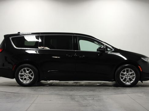 Used 2024 Chrysler Pacifica Touring-L image 3