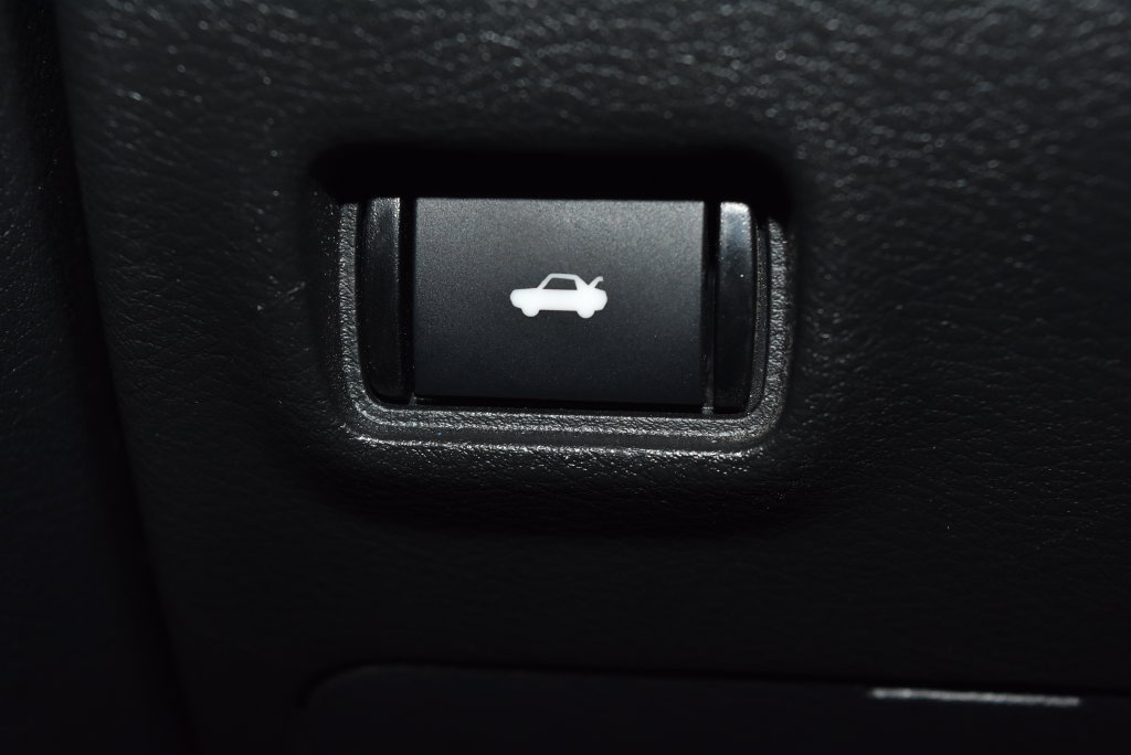 Used 2025 Nissan Sentra SV FWD image 17
