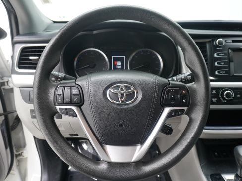 Used 2019 Toyota Highlander LE FWD image 17