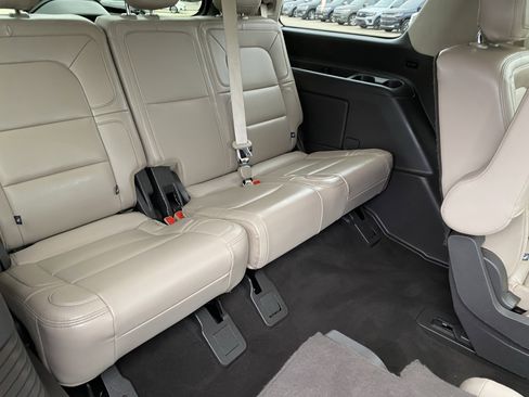 Used 2024 Lincoln Navigator Premiere image 11