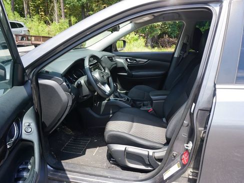 Used 2019 Nissan Rogue S w/ Special Edition Package FWD image 2