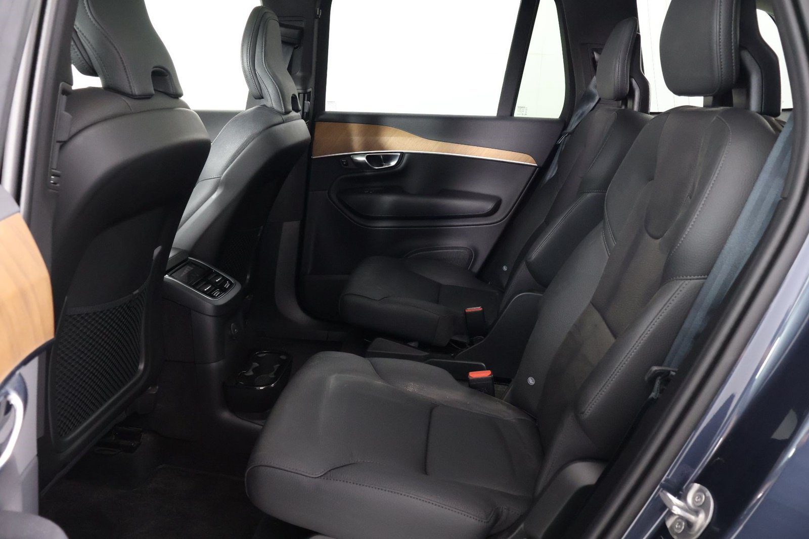 Used 2025 Volvo XC90 T8 Plus AWD/4WD image 32