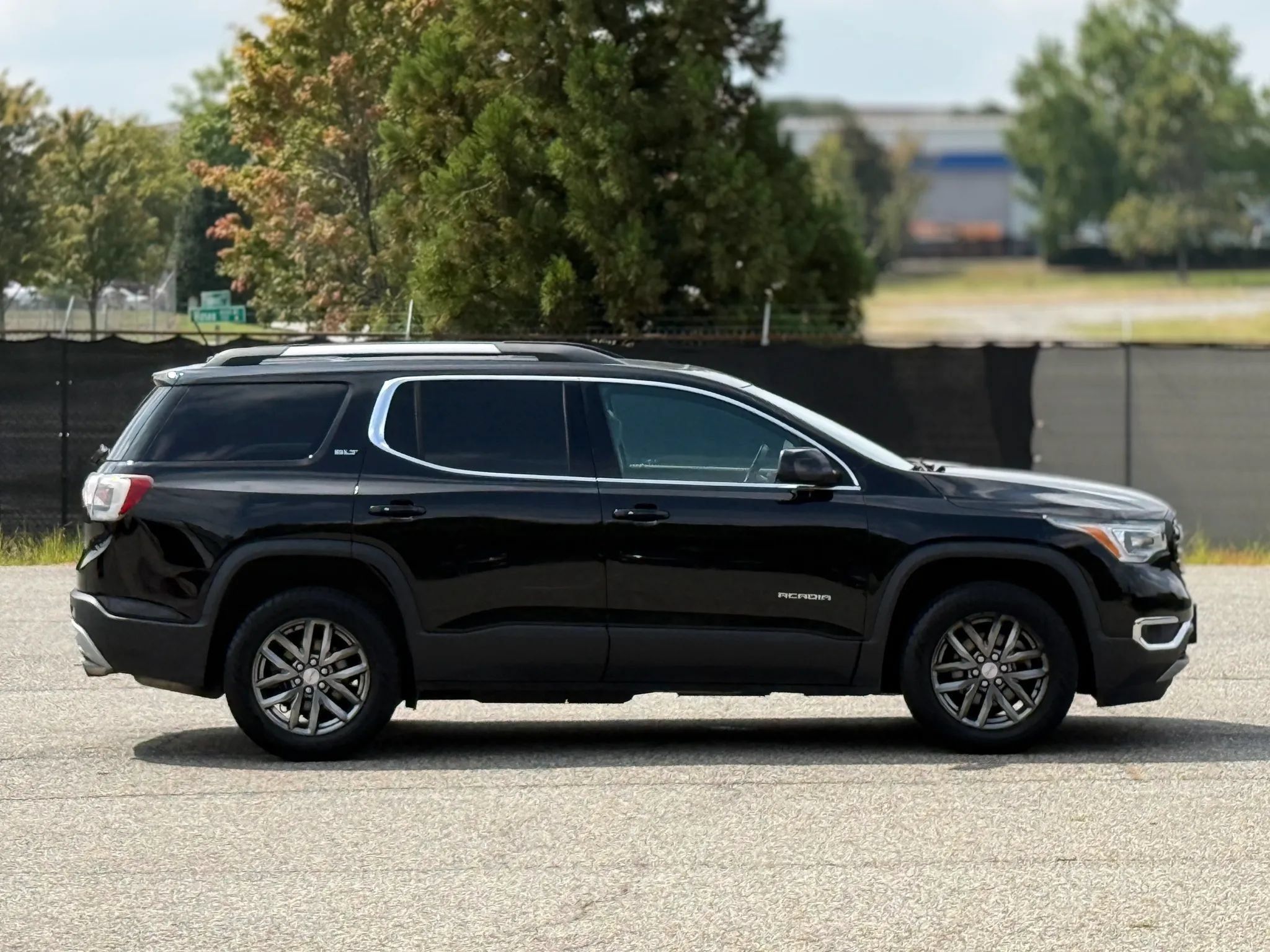 Used 2017 GMC Acadia SLT w/ LPO, Black Accent Package FWD image 7