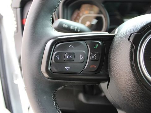 Used 2025 Jeep Wrangler Unlimited Rubicon AWD/4WD image 19