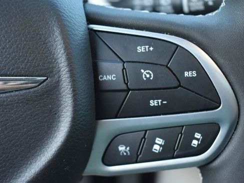 Used 2023 Chrysler Pacifica Limited AWD/4WD image 32