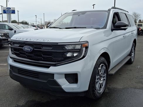 Used 2025 Ford Expedition Active image 3