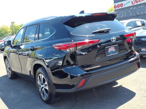 Used 2023 Toyota Highlander XLE AWD/4WD image 4