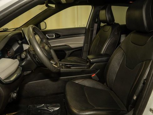 Used 2023 Jeep Compass Limited image 10