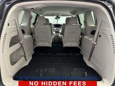 Used 2021 Chrysler Pacifica Touring-L image 18