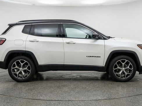 Used 2025 Jeep Compass Limited image 11