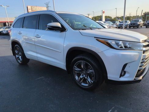 Used 2017 Toyota Highlander Limited Platinum w/ Preferred Accessory Package AWD/4WD image 7