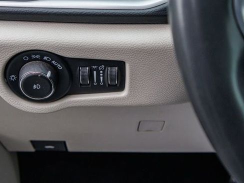Used 2023 Chrysler Pacifica Touring-L FWD image 26