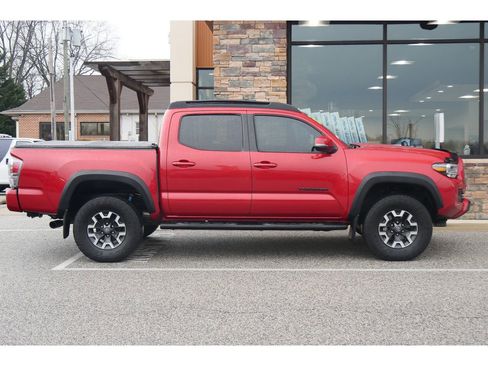 Used 2022 Toyota Tacoma TRD Off-Road w/ TRD Premium Off Road Package image 4