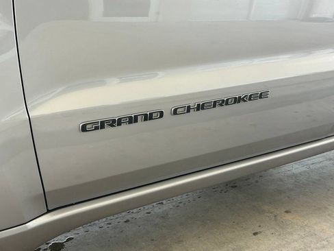 Used 2019 Jeep Grand Cherokee Overland RWD image 18
