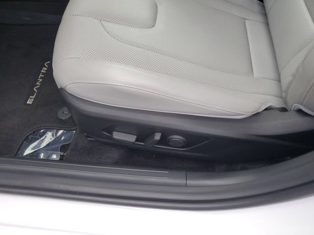 Certified 2025 Hyundai Elantra Limited FWD image 18