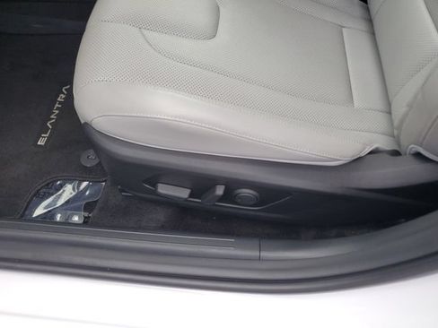 Certified 2025 Hyundai Elantra Limited FWD image 18