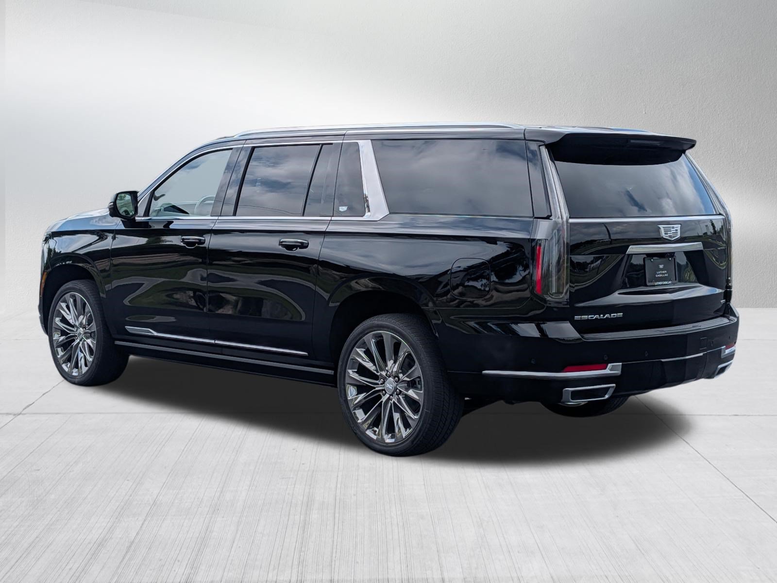 Used 2026 Cadillac Escalade ESV Platinum Luxury w/ LPO, Radiant Package AWD/4WD image 4
