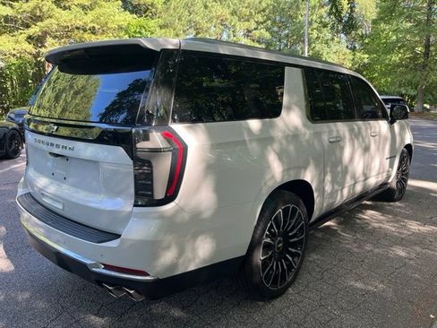 Used 2025 Chevrolet Suburban High Country AWD/4WD image 9