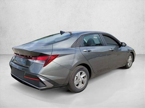 Used 2026 Hyundai Elantra SE FWD image 5