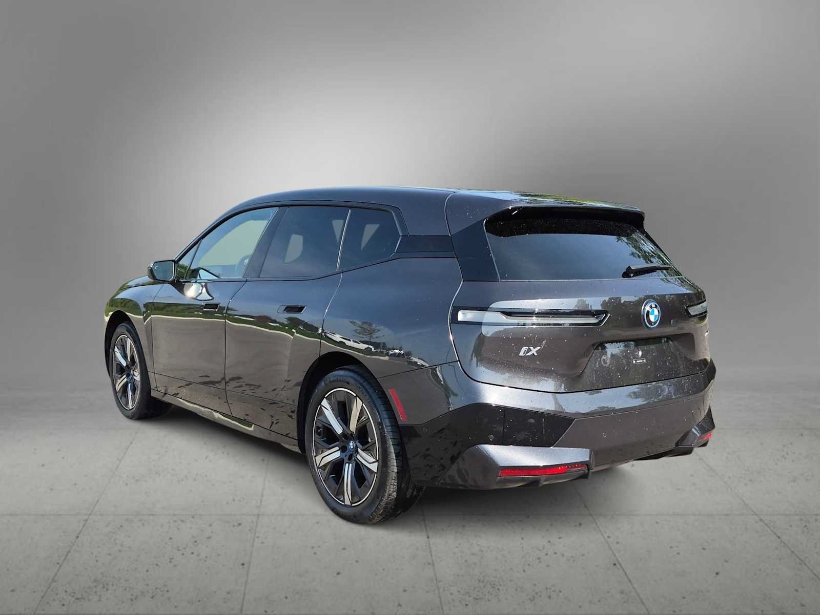 Used 2024 BMW iX xDrive50 w/ Sport Package AWD/4WD image 3