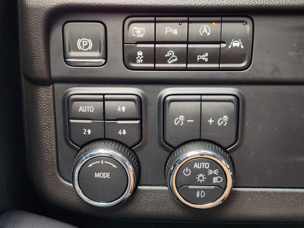 Used 2025 Chevrolet Suburban Z71 AWD/4WD image 23
