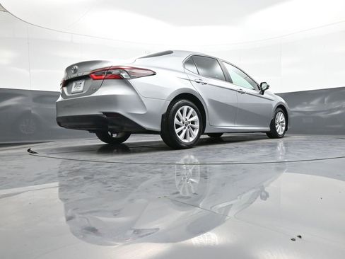 Used 2021 Toyota Camry LE image 28