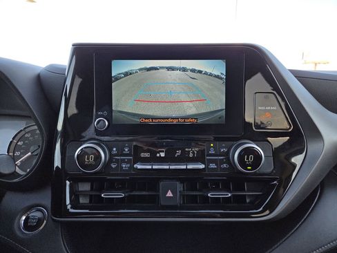Used 2023 Toyota Highlander LE FWD image 28
