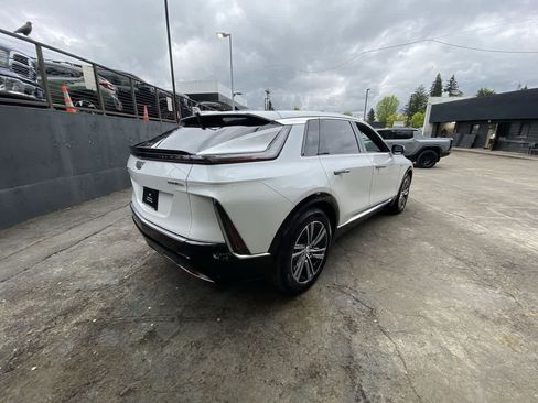 Used 2025 Cadillac Lyriq Luxury AWD/4WD image 6