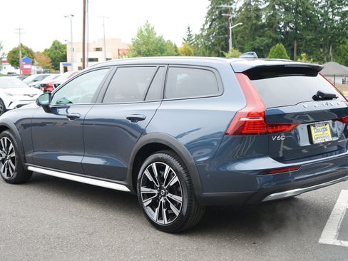 Used 2026 Volvo V60 B5 Cross Country Ultra AWD/4WD image 6
