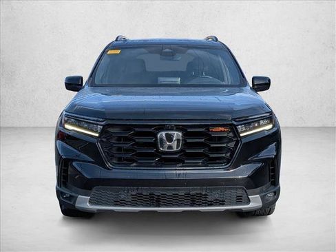 Used 2025 Honda Pilot TrailSport image 3