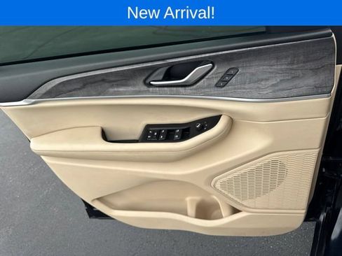 Used 2024 Jeep Grand Cherokee Limited AWD/4WD image 17