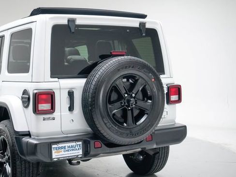 Used 2019 Jeep Wrangler Unlimited Sahara AWD/4WD image 4