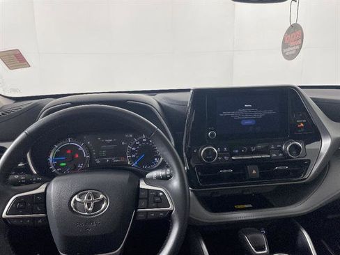 Certified 2025 Toyota Highlander XLE AWD/4WD image 16
