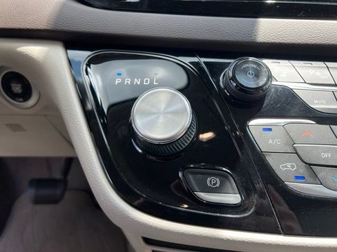 Used 2020 Chrysler Pacifica Touring-L Plus w/ Tire & Wheel Group FWD image 23