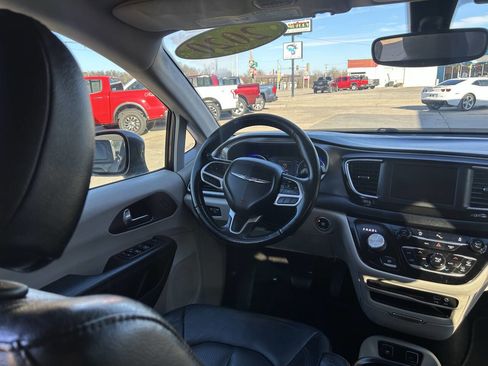 Used 2020 Chrysler Pacifica Touring-L image 35