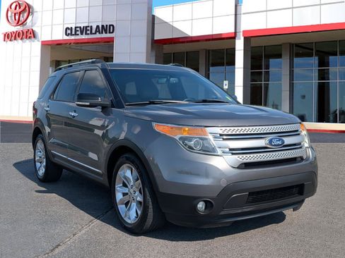 Used 2014 Ford Explorer XLT w/ Equipment Group 202A FWD image 2
